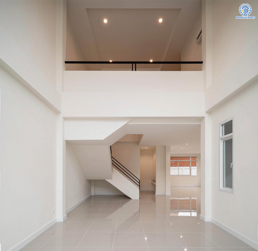 บ้านมือสองตกแต่งใหม่ โครงการ บุษราคัมรีเจนท์ ปิ่นเกล้า-บรมราชชนนี เนื้อที่  67.50 ตร.ว. ฟังก์ชัน 3 ห้องนอน 3 ห้องน้ำ จอดรถได้ 2 คัน สภาพแวดล้อมดี เดินทางเข้าสู่เมืองได้สะดวกเชื่อมต่อ ถนนพุทธมณฑลสาย 2, ถนนบรมราชชนนี, ถนนกาญจนาภิเษก, ถนนศาลาธรรมสพน์ ใกล้เซ็นทรัลปิ่นเกล้า, ตลาดสดธนบุรี และจุดขึ้นทางด่วน "ศรีรัช"